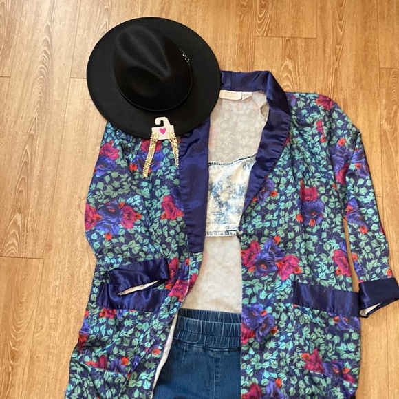 Beautiful vintage duster with puff sleeves and slight shoulder pads - Picture 5 of 11